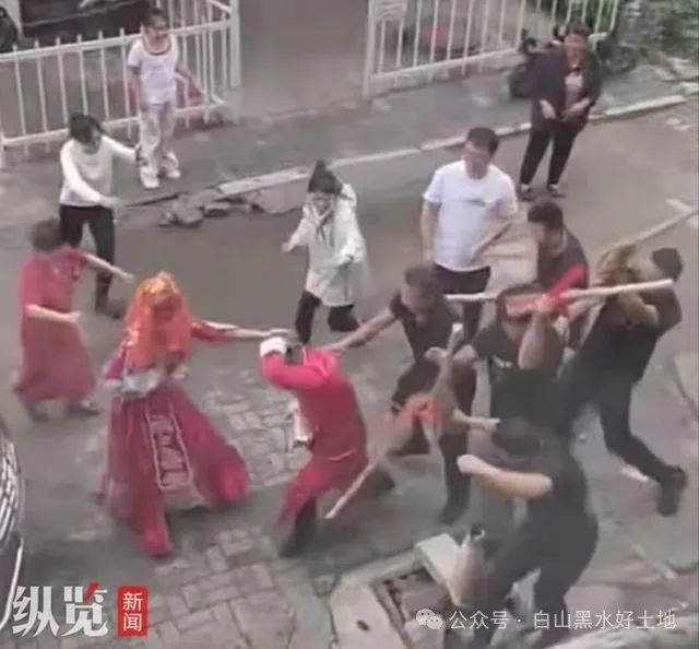 新郎接亲时被人持棍追打！