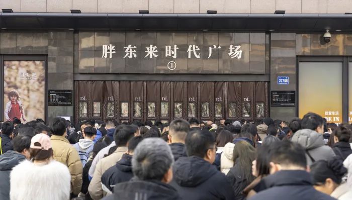 胖东来员工结婚不允许依靠父母积蓄买房买车，不允许收取或支付彩礼嫁妆，给双方家庭造成经济压力和精神包袱。