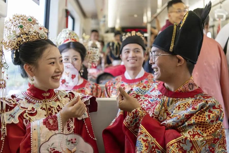 新华网：年轻人“爆改”婚礼！